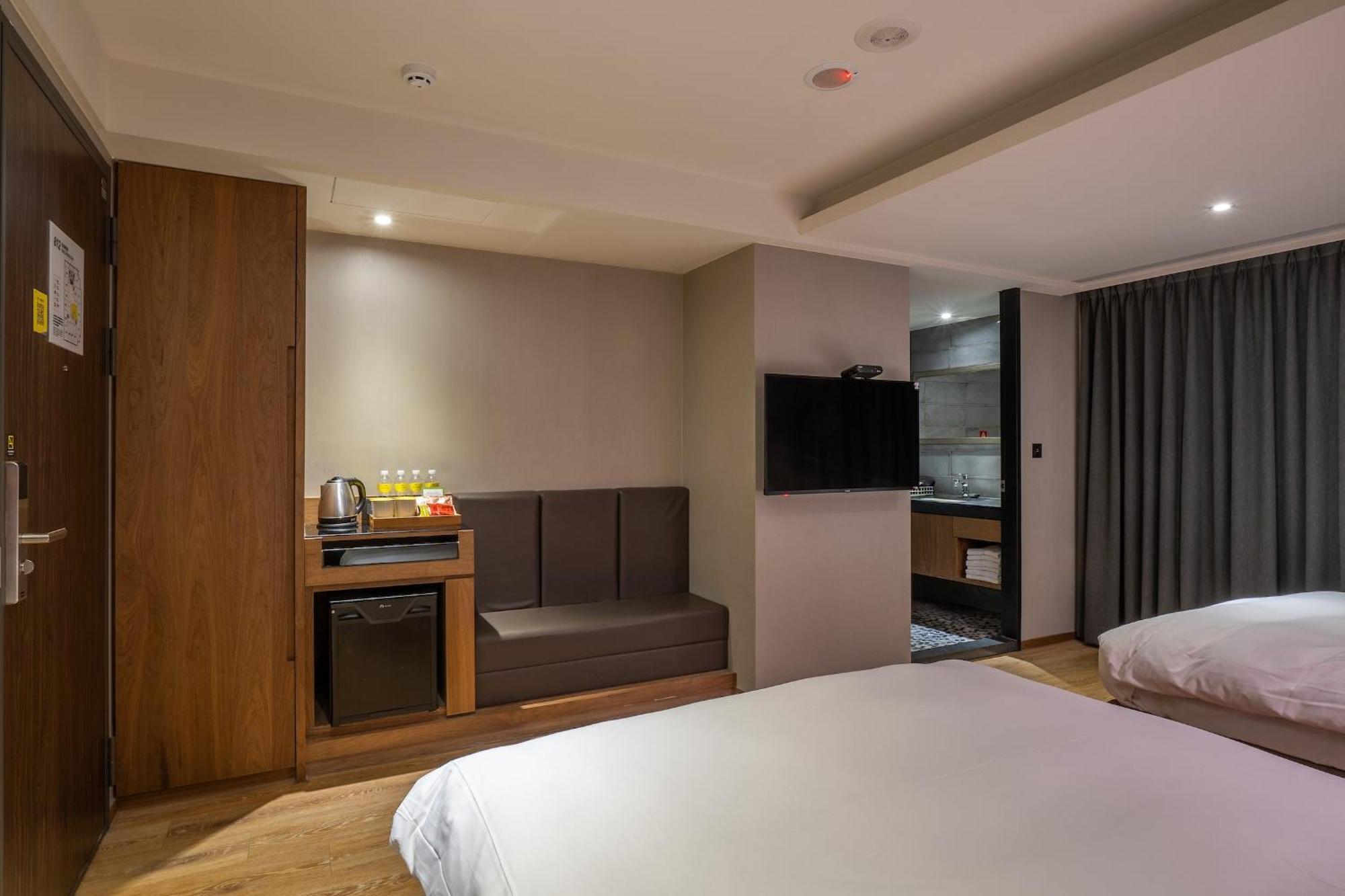 Check Inn Taichung Wenxin Zhongqing Exterior foto